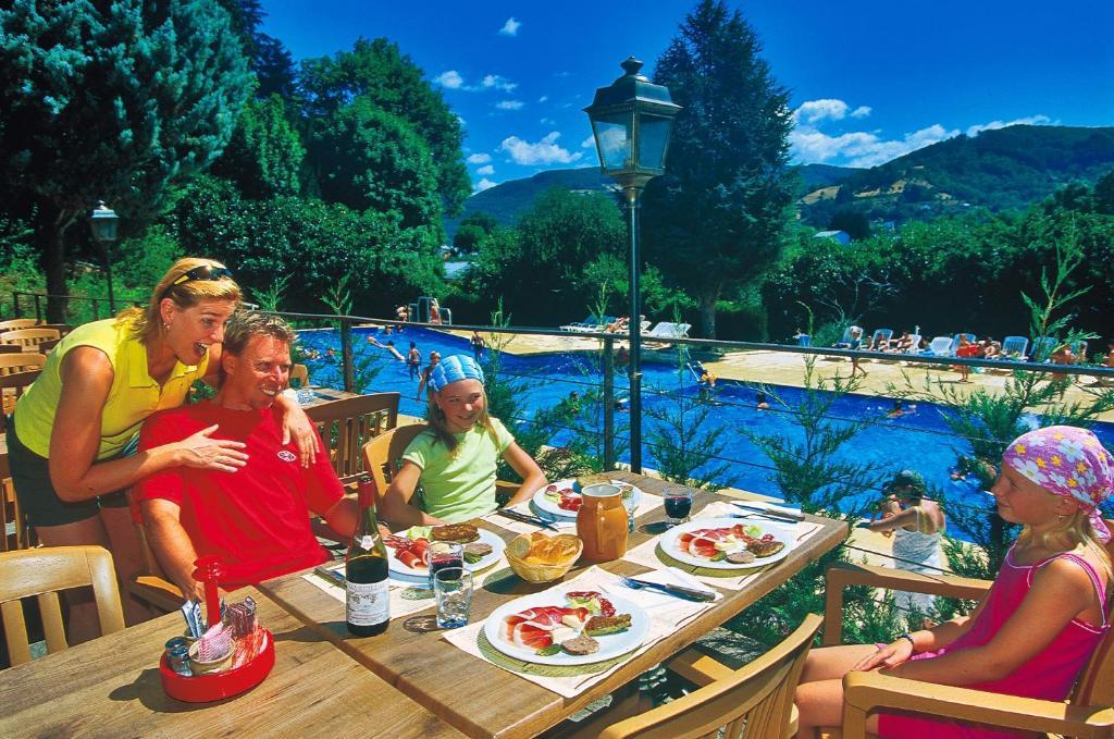 Camping Paradis Marmotel Saint-Geniez-dʼOlt Zewnętrze zdjęcie