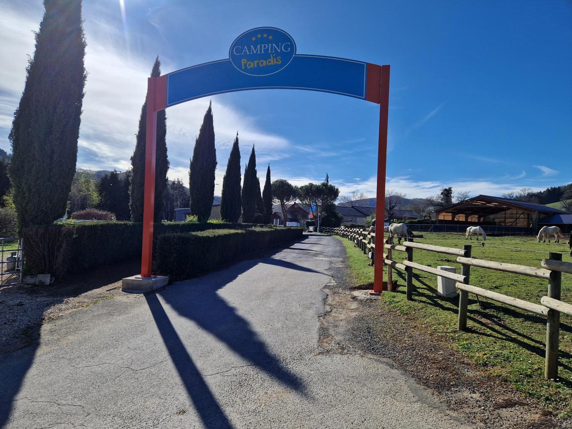Camping Paradis Marmotel Saint-Geniez-dʼOlt Zewnętrze zdjęcie