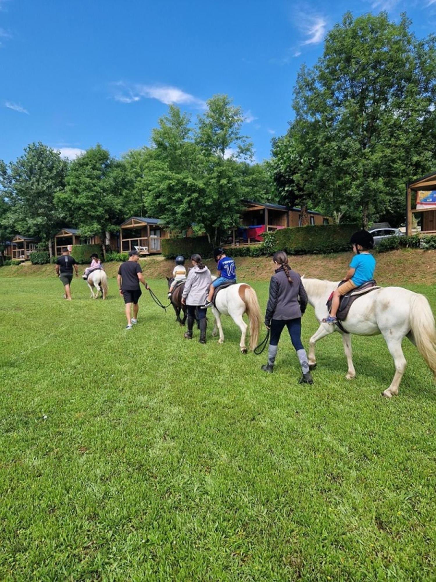 Camping Paradis Marmotel Saint-Geniez-dʼOlt Zewnętrze zdjęcie